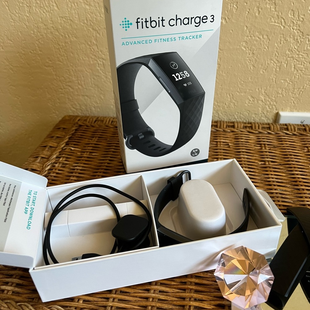 New in box Fitbit charge 3 black - Picture 8 of 9